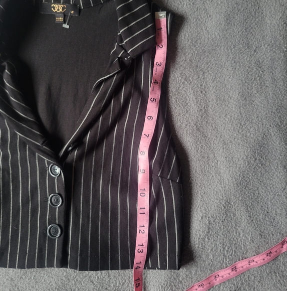 black cropped vest with white stripes - Picture 5 of 6